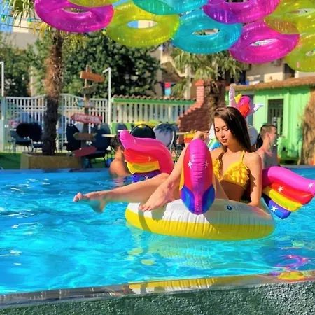 旅馆 Casa Barbie Costinesti - Oferim Intrare Gratuita La Nibiru Si Este La Doar 3 Min Pe Jos 科斯蒂内什蒂